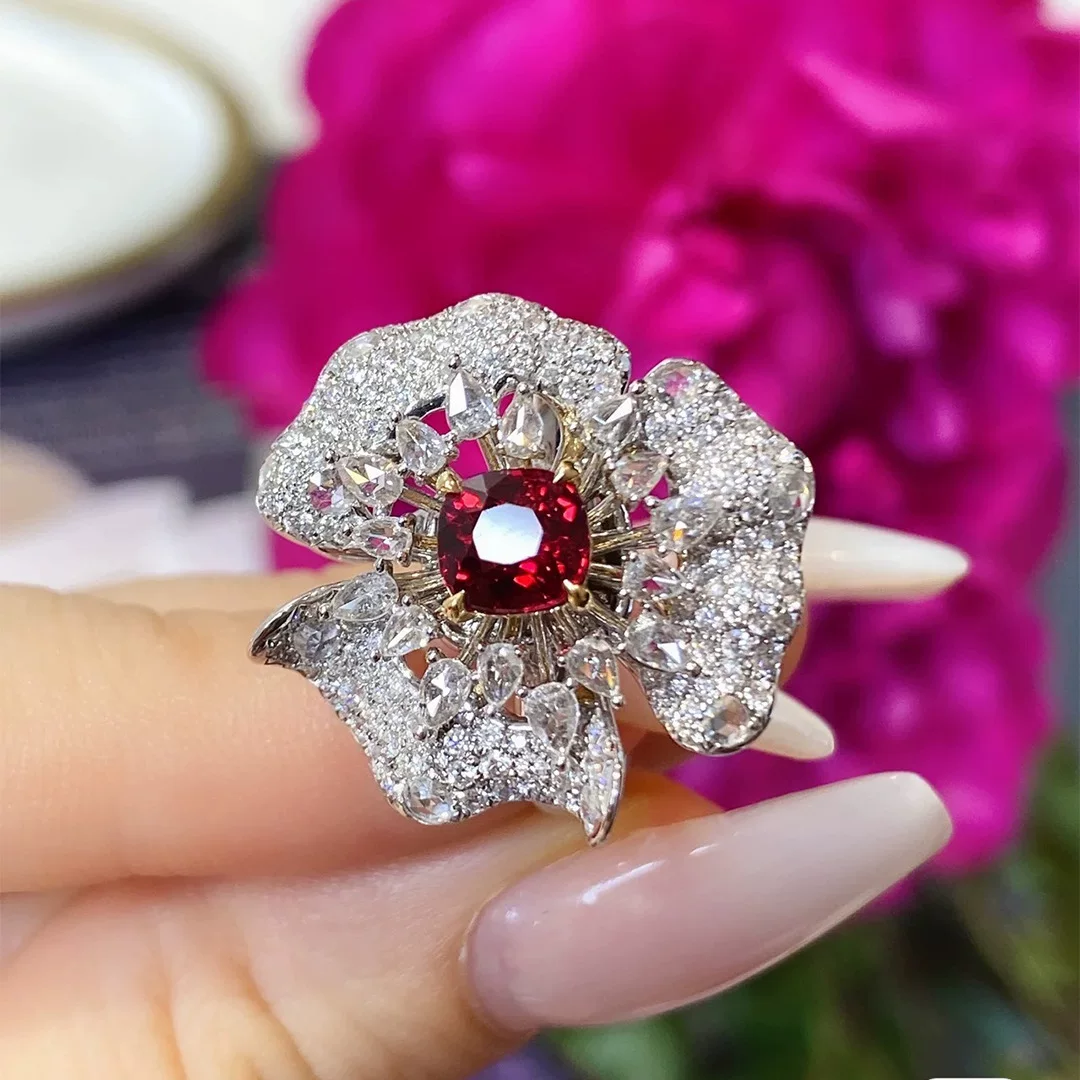 Anillos Elegantes de Flor de Carmesí con Zircones Incrustados