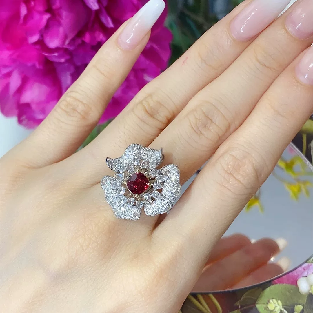 Anillos Elegantes de Flor de Carmesí con Zircones Incrustados