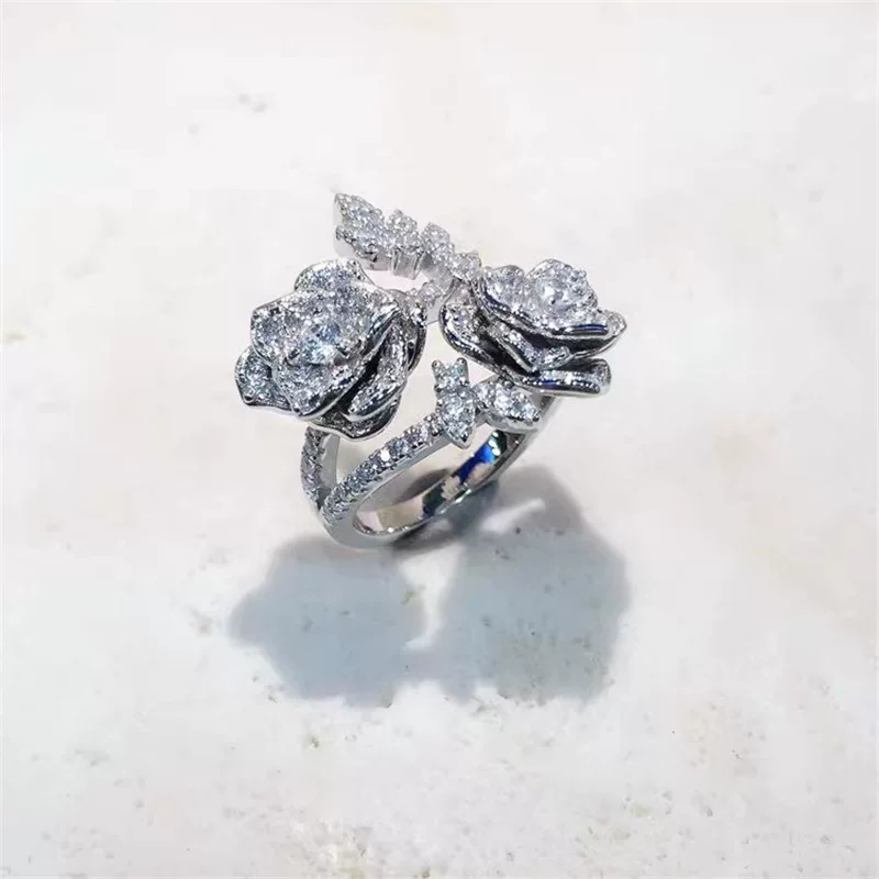 Anillo Elegantes de Rosas con Zircones Incrustados